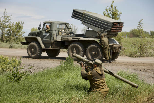 Ucraina, Zelensky visita soldati a Kharkiv. Kiev: “In difficoltà a Severodonetsk”. Hacker russi tornano a minacciare Italia: “Domattina colpiremo”