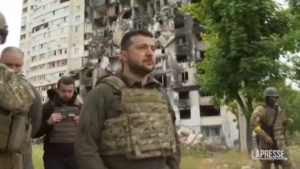 Ucraina, Zelensky lascia Kiev per la prima volta e visita le truppe a Kharkiv