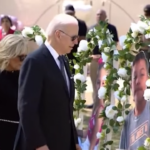 Usa: Biden commosso a memoriale Uvalde, con sua moglie depone una corona di fiori