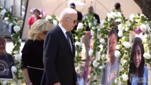 Usa: Biden commosso a memoriale Uvalde, con sua moglie depone una corona di fiori