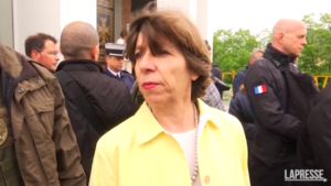 Ucraina, la ministra degli Esteri francese Colonna a Bucha