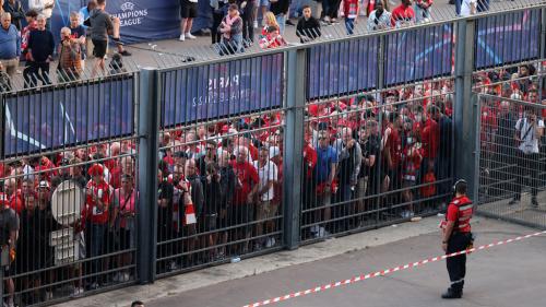 Ligue des champions: les supporters de Liverpool entrent dans le stade en escaladant les grilles