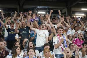 Ligue des champions: les supporters de Liverpool entrent dans le stade en escaladant les grilles