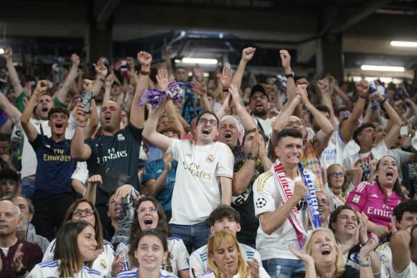 Ligue des champions: les supporters de Liverpool entrent dans le stade en escaladant les grilles