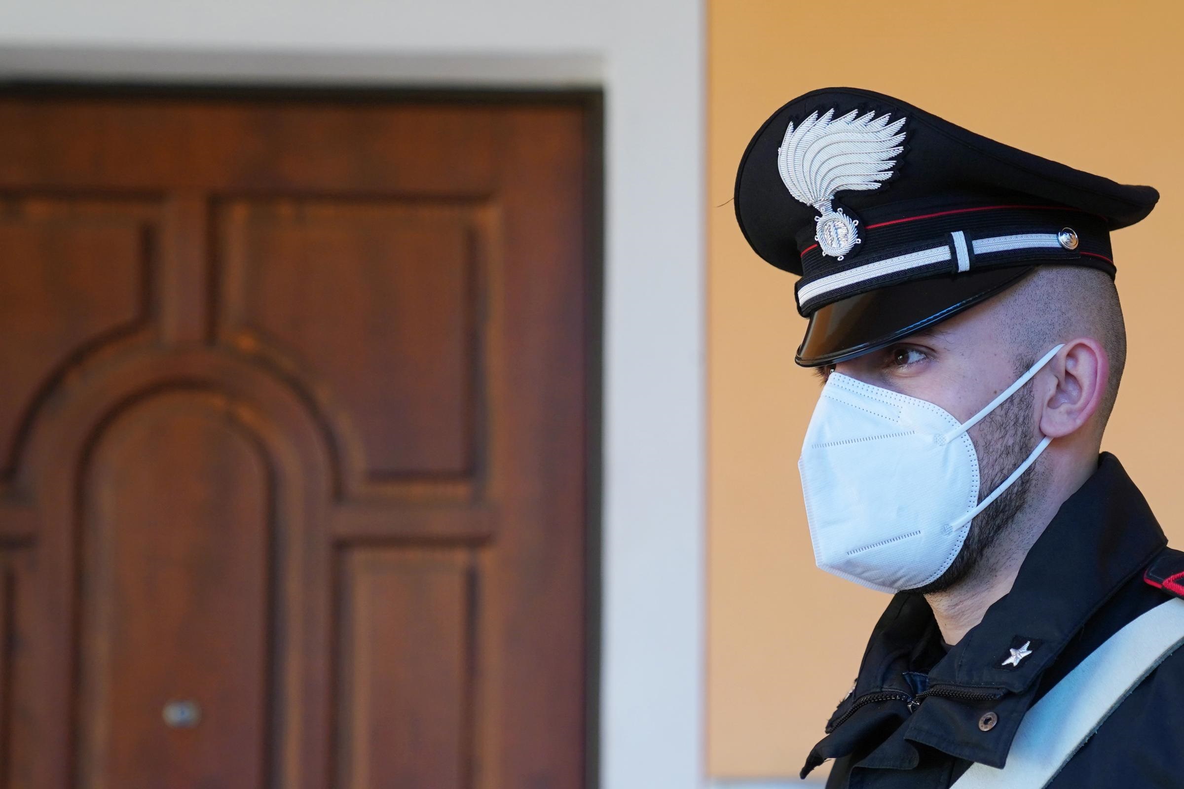 Napoli: 2 sorelle ustionate dall’acido, colpite da ragazze in scooter Napoli: 2 sorelle ustionate dall’acido, colpite da ragazze in scooter