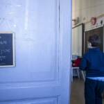 Milano: esplode power bank in classe, 3 studenti in ospedale