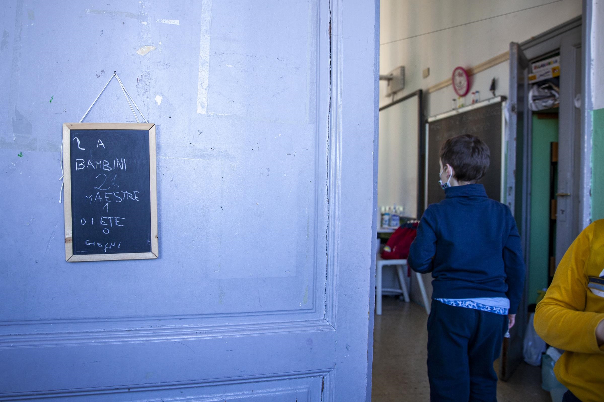 Milano: esplode power bank in classe, 3 studenti in ospedale