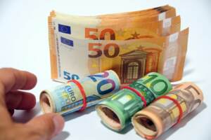 MILANO - EURO E AUMENTO DEL COSTO DELLA VITA - INFLAZIONE E CRISI ECONOMICA - TANGENTI POLITICHE
