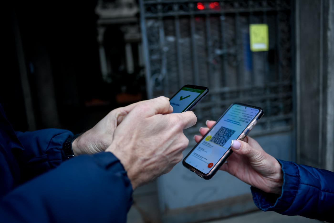 Covid: stop a green pass per entrare in Italia, verso allentamento su mascherine Covid: stop a green pass per entrare in Italia, verso allentamento su mascherine