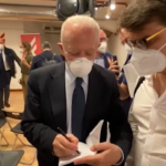 Napoli, De Luca in versione scrittore presenta il suo primo libro ‘La democrazia al bivio’