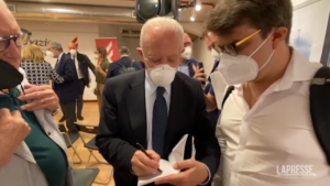 Napoli, De Luca in versione scrittore presenta il suo primo libro ‘La democrazia al bivio’