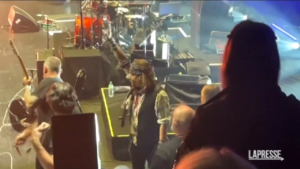 Johnny Depp sul palco con Jeff Beck a Londra, standing ovation per l’attore