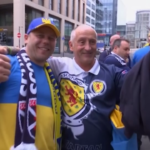 Calcio, abbracci e solidarietà tra tifosi di Scozia e Ucraina prima del playoff per i Mondiali