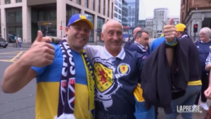 Calcio, abbracci e solidarietà tra tifosi di Scozia e Ucraina prima del playoff per i Mondiali
