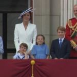 Giubileo di platino: la Regina sul balcone e la folla grida ‘urrà’