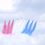 Giubileo di Platino: la famiglia reale sul balcone assiste all’air show