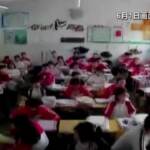 Terremoto in Cina, la scossa ripresa dalle telecamere di sicurezza in una scuola di Sichuan