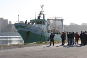 Rientra in porto a Mazara del Vallo il peschereccio Aliseo colpito dall'attacco della marina libica