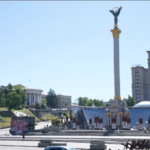 Kiev, la bandiera ucraina sventola sulla centrale piazza Maidan nel centesimo giorno di guerra