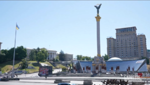 Kiev, la bandiera ucraina sventola sulla centrale piazza Maidan nel centesimo giorno di guerra