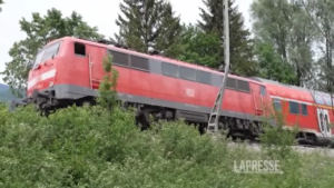 Germania: treno deraglia in Baviera, almeno tre morti. Le immagini dei soccorsi