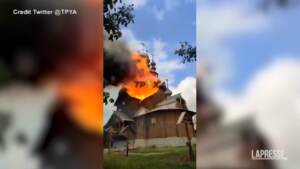 Ucraina: in fiamme santuario del 1500 di Svyatogorsk Lavra in regione Donetsk