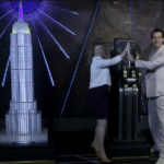 New York, l’Empire State Building si illumina per il giubileo della Regina Elisabetta (ma è un modellino)