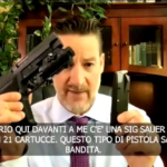 Deputato repubblicano pro Trump mostra le sue pistole: “A casa mia faccio ciò che voglio”