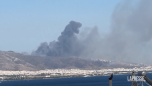 Grecia: maxi-incendio nella periferia di Atene, colonna di fumo visibile a 20 km di distanza