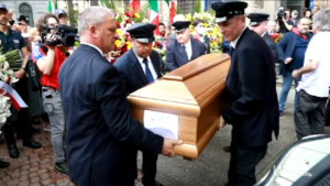Morte Smuraglia, applausi e canti per il partigiano. Sala: “Era una guida”