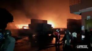 Bangladesh, esplosione in deposito container: almeno 28 morti