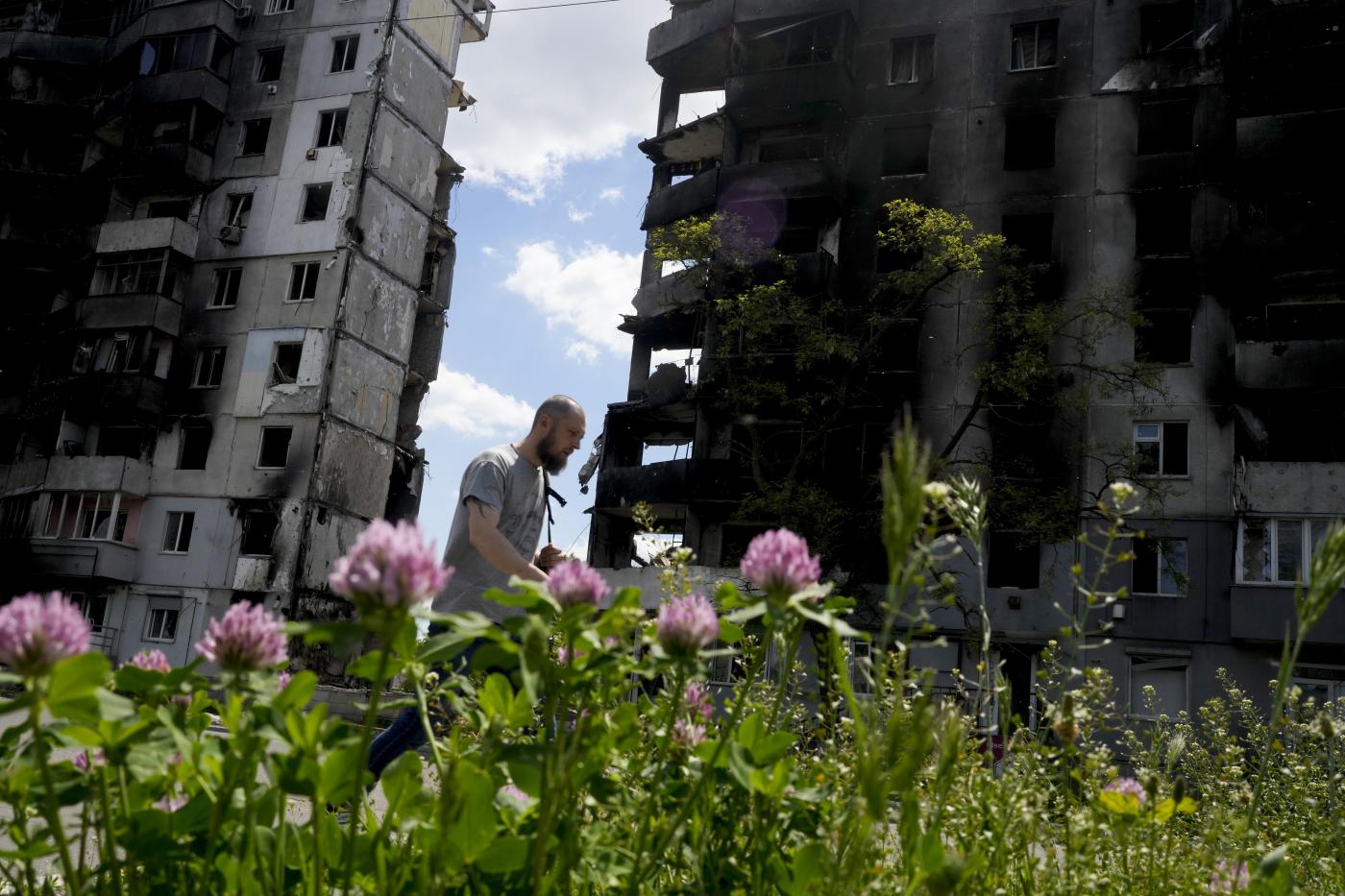 Ucraina, forti esplosioni a Kiev. Forze ucraine frenano i russi a Severodonetsk e tentano contrattacco. Putin: “Se Occidente fornisce missili a lungo raggio colpiremo nuovi siti”