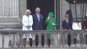 Giubileo Regina: Elisabetta II si affaccia con la famiglia a Buckingham Palace