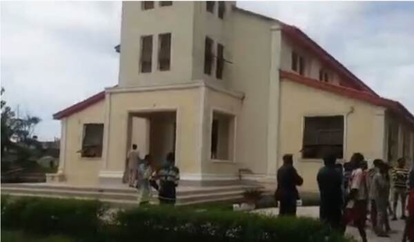 Nigeria: spari ed esplosioni in chiesa, si temono decine morti, molti bambini