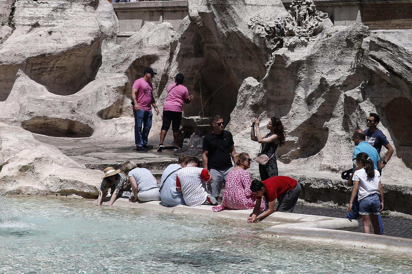 Meteo, punte di 40 gradi sulle isole e bollini rossi ma al Nord è allerta piogge Meteo, punte di 40 gradi sulle isole e bollini rossi ma al Nord è allerta piogge