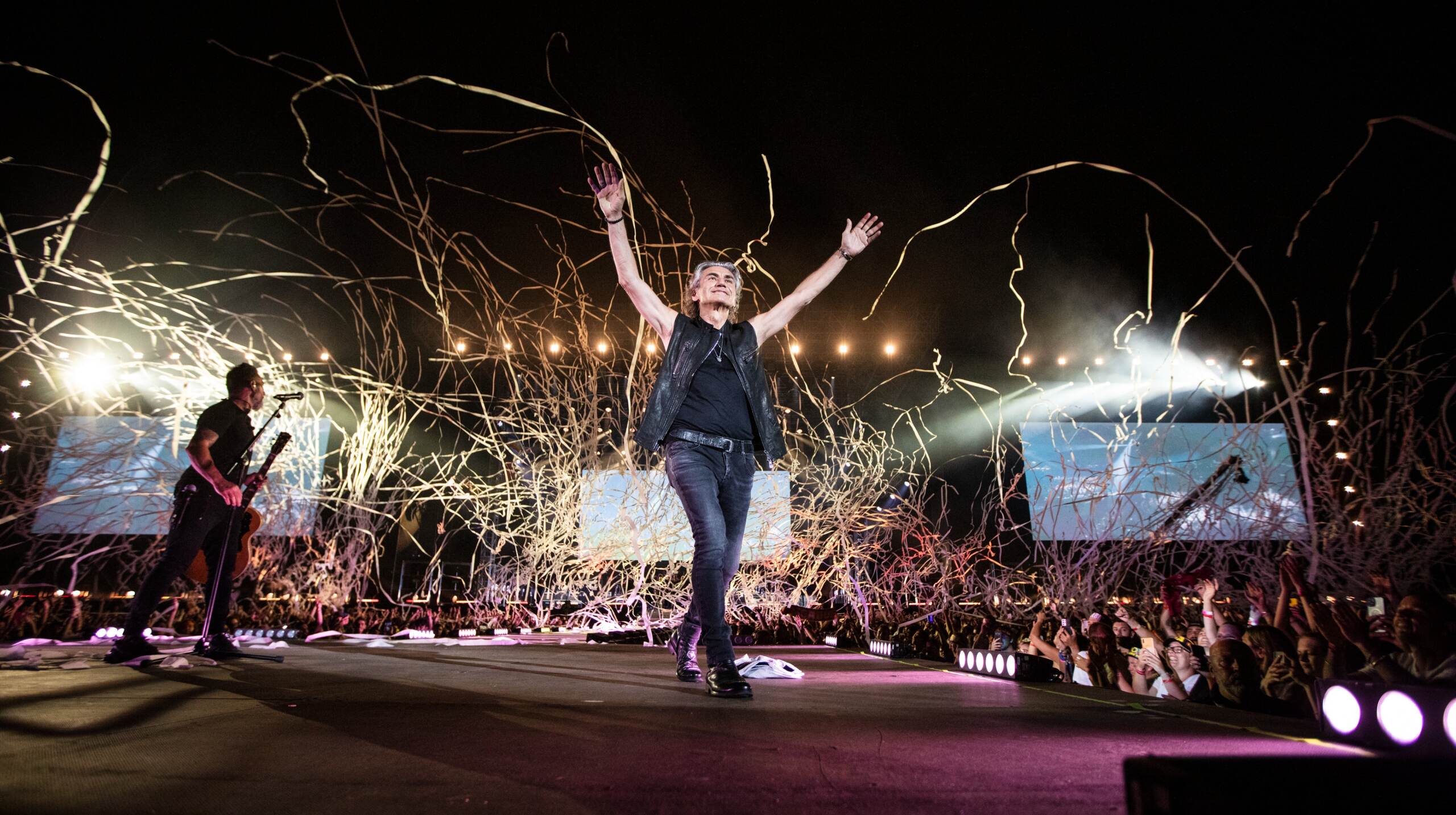 Musica, Ligabue infiamma la Rcf Arena, in 100mila cantano con lui Musica, Ligabue infiamma la Rcf Arena, in 100mila cantano con lui