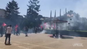 Kosovo, i veterani di guerra chiedono pensioni più alte: scontri con la polizia