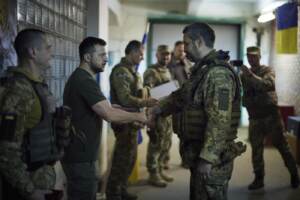 Guerra Russia-Ucraina, Zelensky visita militari a Donetsk