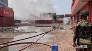 Bangladesh, maxi-incendio in deposito di container: 49 vittime e oltre 100 feriti