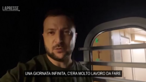 Ucraina, Zelensky incontra le truppe in prima linea: “Orgoglioso di tutti”