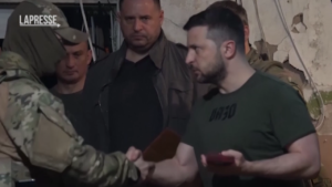 Ukraine: Zelenskyy meets soldiers in battlefields in Luhansk and Donetsk