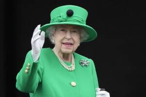 Regno Unito, la regina chiude il Giubileo dal balcone di Buckingham Palace: “Resto a vostro servizio”