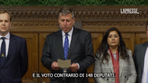 Regno Unito: non passa la mozione di sfiducia, salvo Boris Johnson