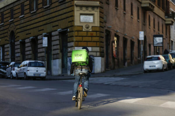 Emergenza Covid 19, lavoratori delle ditte di consegne in bicicletta