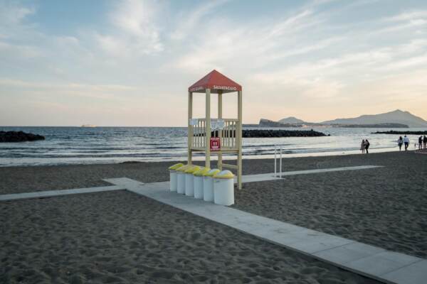 IMMAGINE DELLA SPIAGGIA DI CASTEL VOLTURNO IN ITALIA