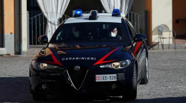 Parricidio a Castel Mella . Figlio evade dai domiciliari e uccide il padre . I carabinieri davanti all\' abitazione