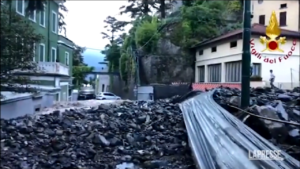 Storm on Lake Como brings firefighters to clear roads
