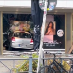 Berlino, le immagini dell’auto finita in un negozio