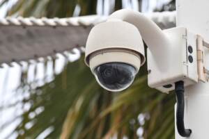 Installate telecamere per le strade di Cannes per controllo regole contro coronavirus
