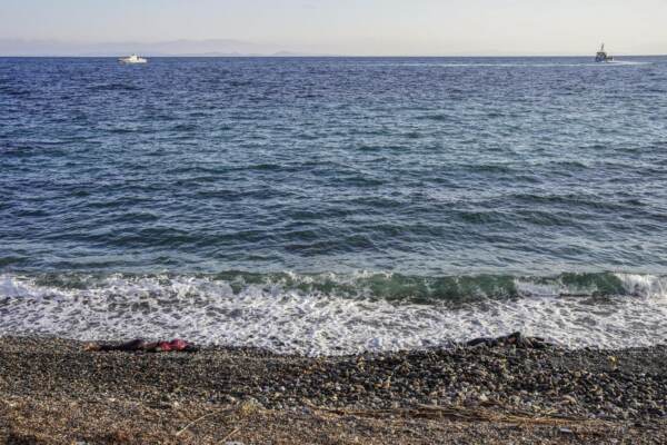 Migranti, corpi sulla spiaggia di Lesbo